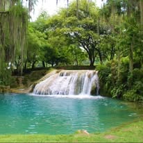 Cascada y poza natural